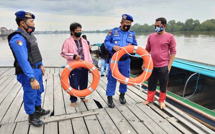 Kasat Polairud Polres Seruyan Pimpim Pengecekan Alat Keselamatan
