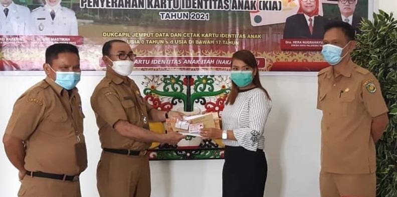 Dukcapil Palangka Raya Serahkan Ratusan Kartu Identitas Anak
