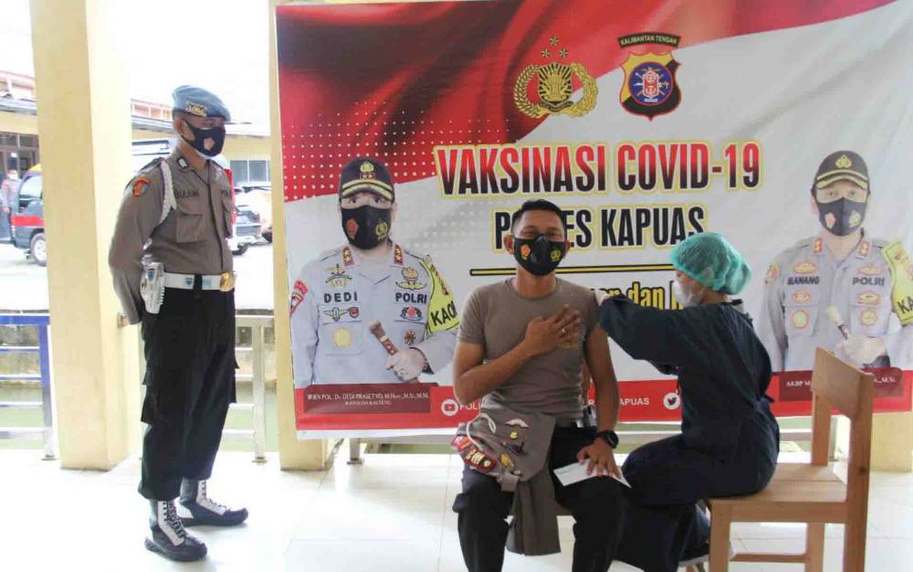 Personel Polres Kapuas Terima Vaksinasi Dosis Kedua