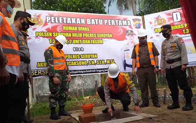 Kapolres Seruyan Lakukan Peletakan Batu Pertama Pembangunan Rumdis