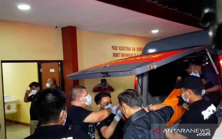Jenazah Terduga Teroris Penyerang Mabes Polri Tiba di RS Polri