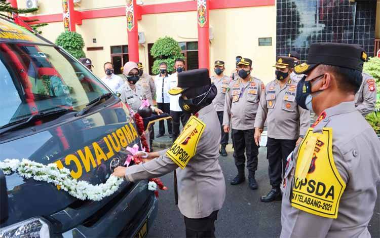Kapolda Kalteng Serahkan 3 Unit Ambulans kepada SPN Tjilik Riwut dan RS Bhayangkara