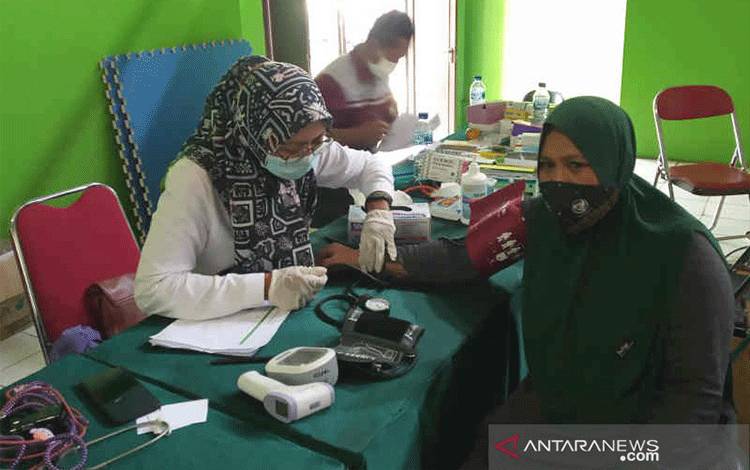 Pengungsi Kebakaran Kilang Minyak Balongan Keluhkan Ispa