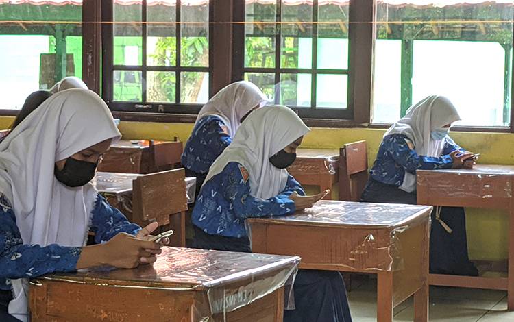 US di SMPN 3 Sampit Dilaksanakan Berbasis Online dan Kertas Pensil