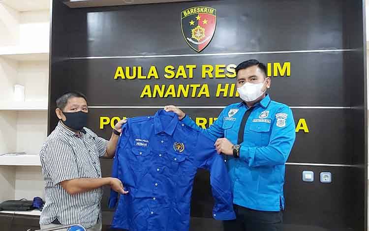 Polres Barito Utara Bikinkan Seragam untuk Wartawan