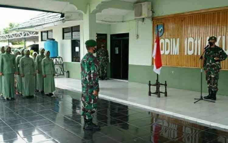 Belasan Personel Kodim 1011 Kuala Kapuas Terima Kenaikan Pangkat