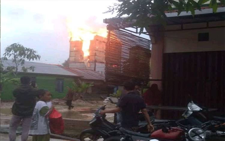 Video Amatir Gedung Walet Terbakar Disambar Petir