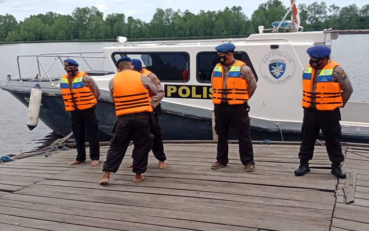 Kasat Polairud Polres Seruyan Cek Kelengkapan Personel Sebelum Berpatroli  ?