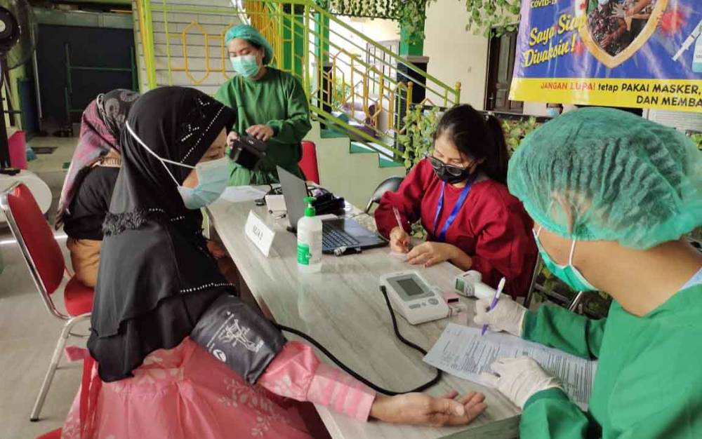 Guru dan Karyawan MTsN 2 Kota Palangka Raya Terima Vaksinasi Tahap Kedua