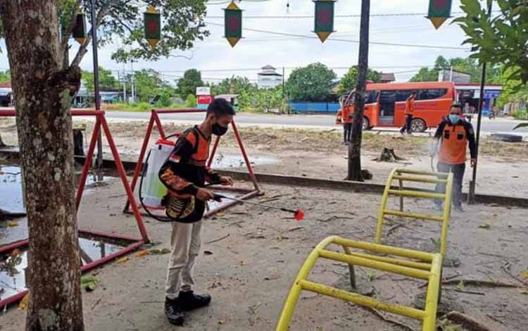 Taman Hijau Kasongan Disemprot Disinfektan, Ini Tujuannya