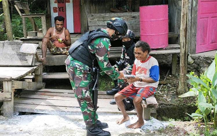Satgas TNI Yonif 512 Bagi Pakaian Warga di Perbatasan RI-PNG