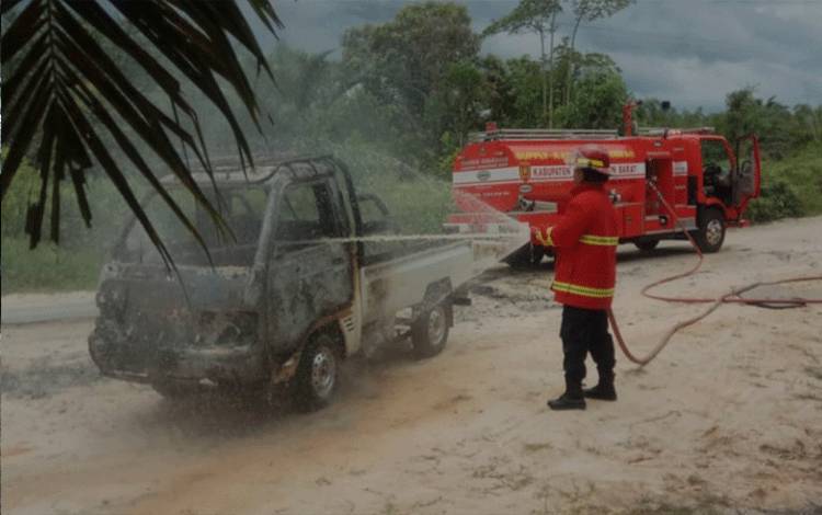 Mobil Terbakar Saat Berjalan, Sopir Baru Sadar Ketika Rambutnya Bau Hangus