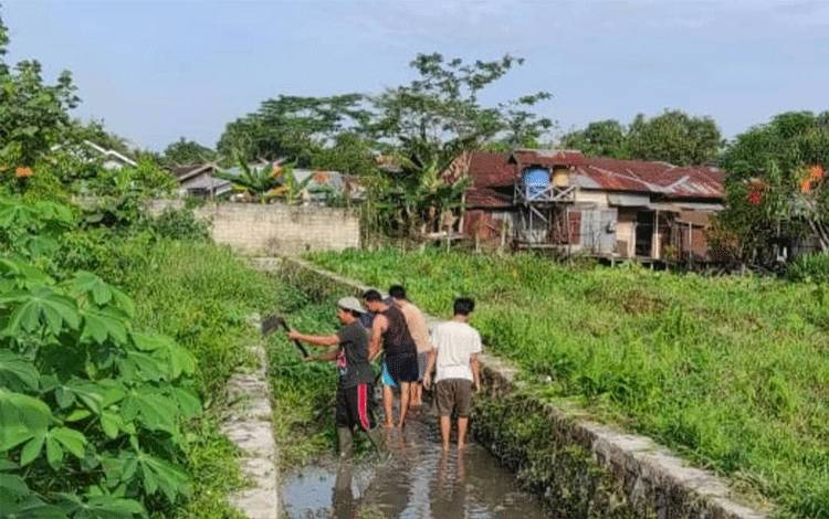 Wujudkan Nol Sumbatan, Satgas SDA dan PUPR Kobar Bersama Warga Gotong Royong Bersihkan Saluran Sekunder
