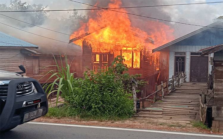 3 Rumah Warga Desa Telangkah Katingan Ludes Terbakar