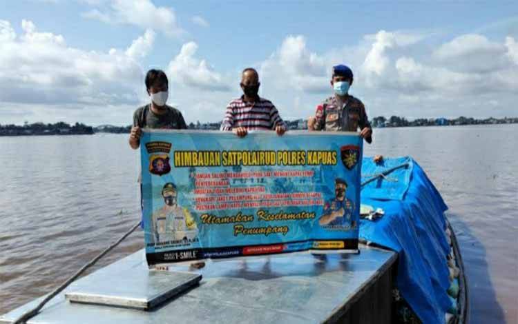 Satpolair Polres Kapuas Ingatkan Nahkoda Kapal Utamakan Keselamatan saat Berlayar