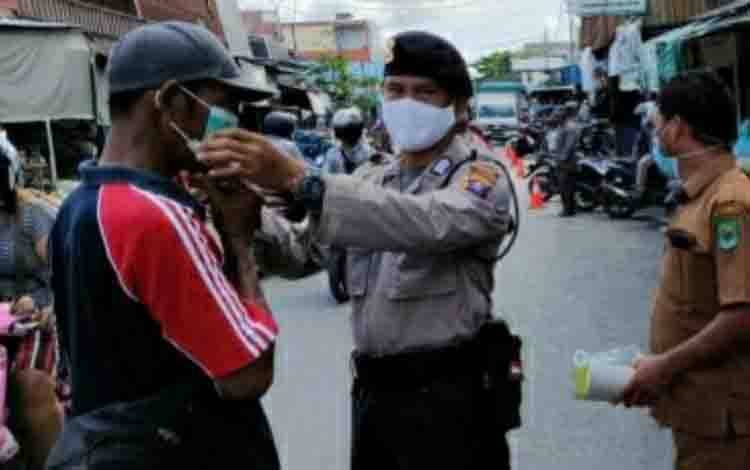 Petugas Posko PPKM Kelurahan Selat Tengah Tegakkan Disiplin Prokes