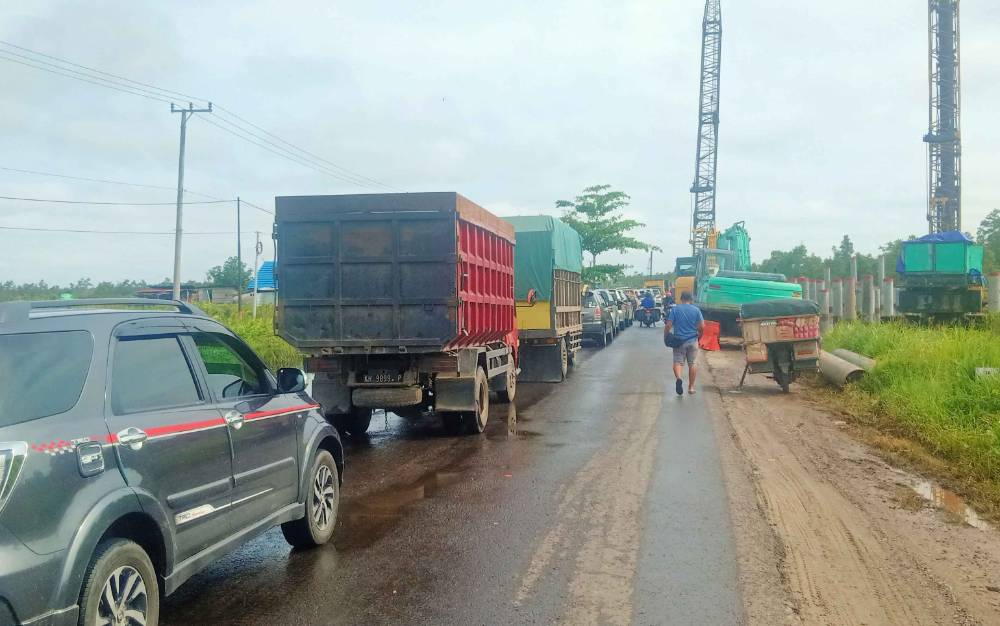 Polda Kalteng Terjunkan Personel Bantu Atasi Antrean Panjang Kendaraan di Lokasi Banjir Bukit Rawi