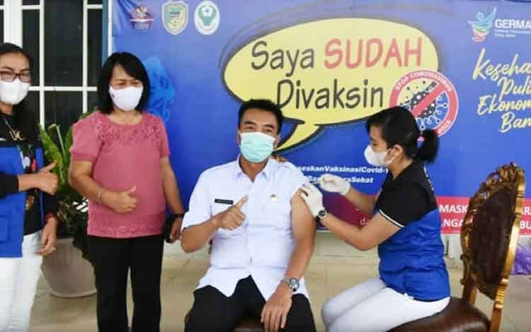 Wakil Bupati Barito Utara Ikuti Vaksinasi Covid-19 Tahap Kedua