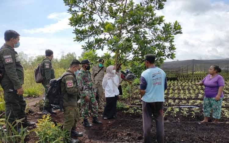 Tim Gabungan Patroli PPKM Mikro dan Karhutla di Kelurahan Kalampangan