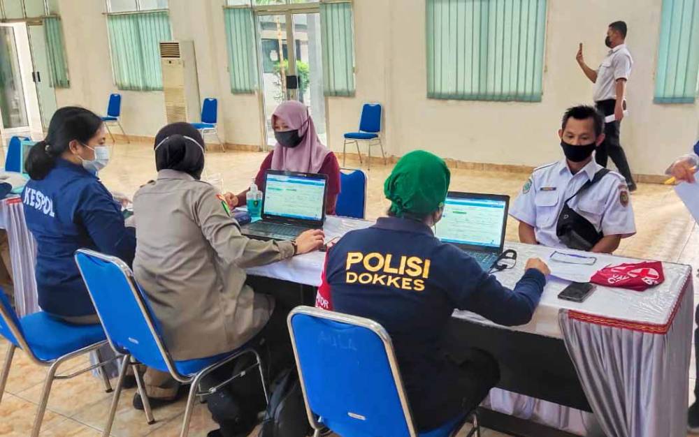 Biddokkes Polda Kalteng Vaksinasi 68 Pegawai Dishub Provinsi