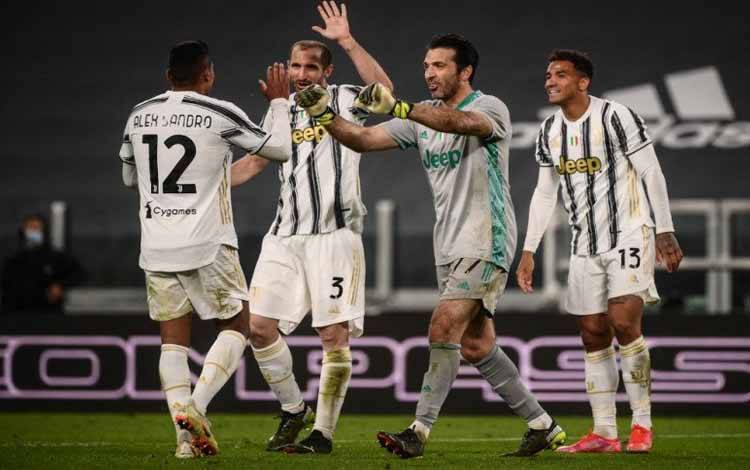 Ronaldo dan Dybala Antar Juve Kandaskan Napoli