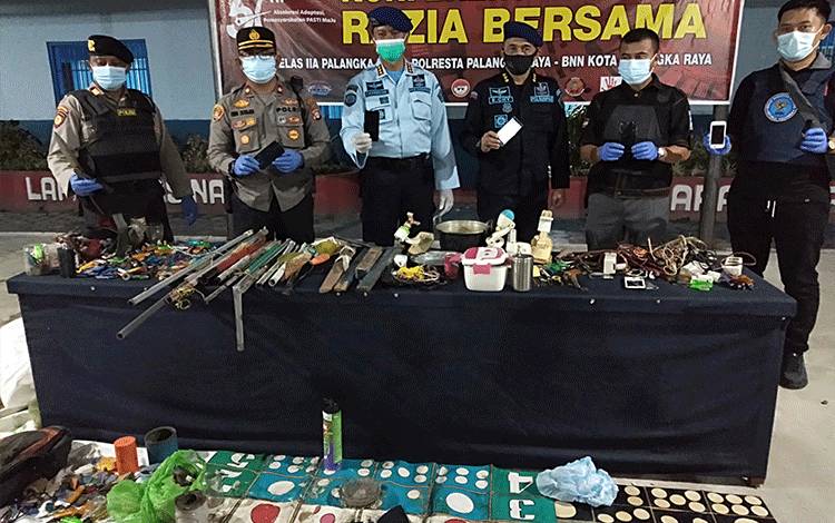 Personel Gabungan Geledah Kamar Hunian WBP Lapas Palangka Raya