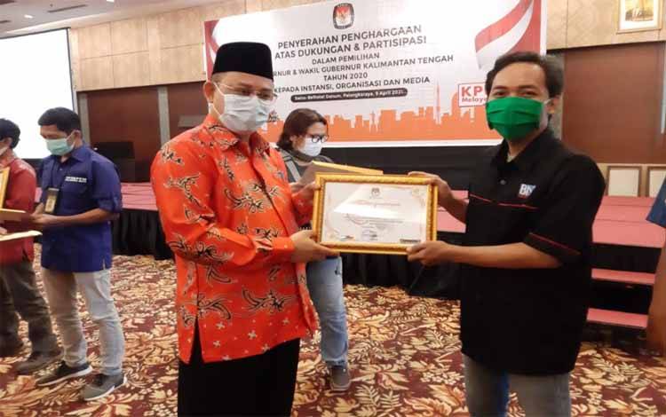 Borneonews Terima Penghargaan dari KPU Kalteng