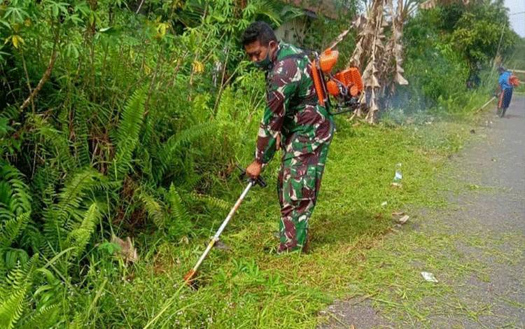 Babinsa Koramil Bukit Batu Bersama Warga Bersihkan Lingkungan Masjid Jelang Ramadan