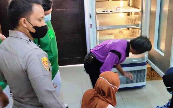Polisi Kawal Pengambilan Vaksin Covid-19 di Gudang Farmasi
