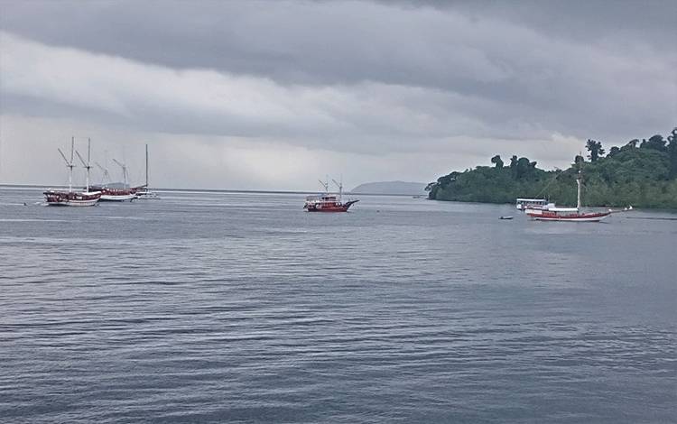 TNI AL Patroli Pastikan Perairan Raja Ampat Aman Bagi Wisatawan