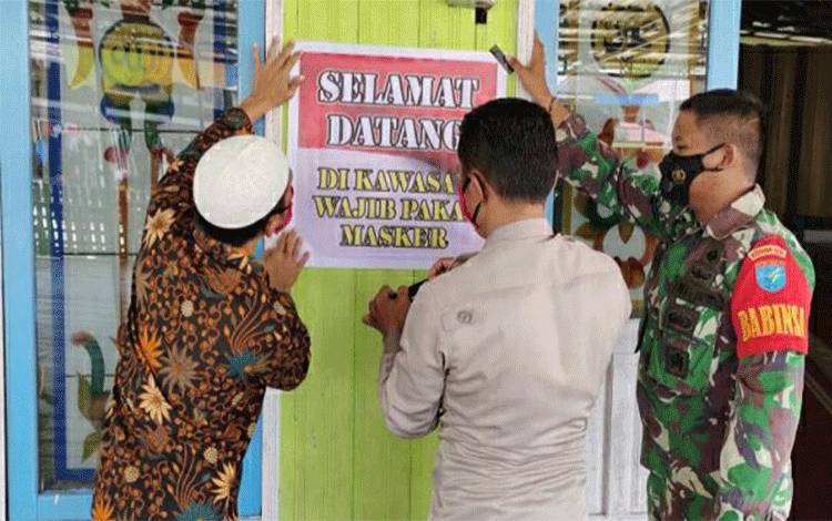 Polsek Kapuas Hulu dan Koramil Sei Hanyo Pasang Spanduk Kawasan Wajib Masker