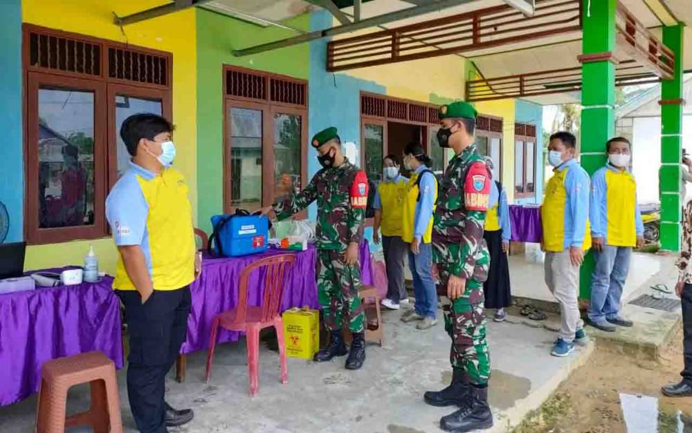 Personel Koramil Arut Selatan Kawal Pendistribusian Vaksin Covid-19