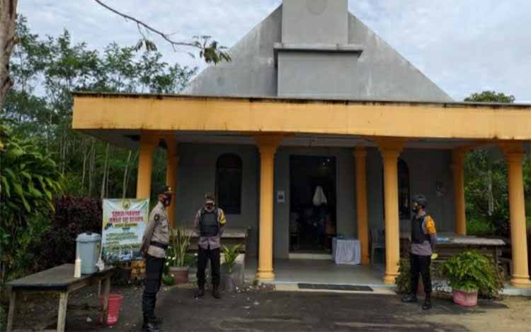 Beri Rasa Aman, Personel Polsek Kapuas Barat Lakukan Pengamanan Tempat Ibadah