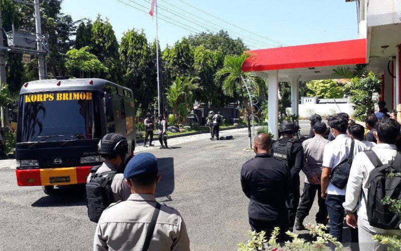 Petugas Ledakkan Tas Misterius di Halaman Kantor DPRD Kediri