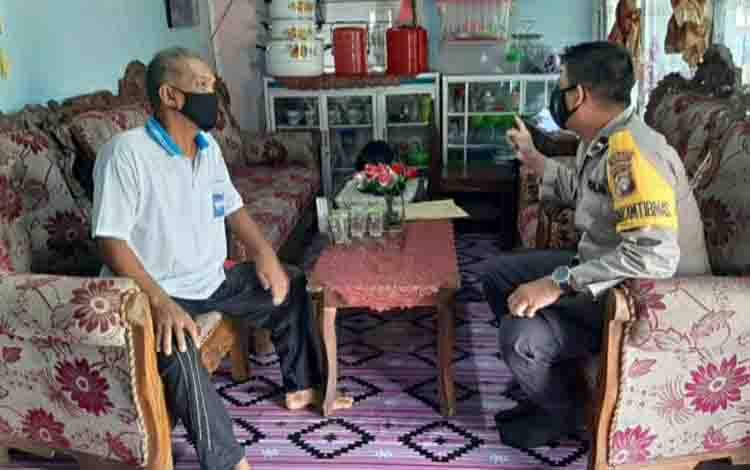 Bhabinkamtibmas Polsek Kapuas Timur Sambangi Ketua RT Sampaikan Pesan Kamtibmas