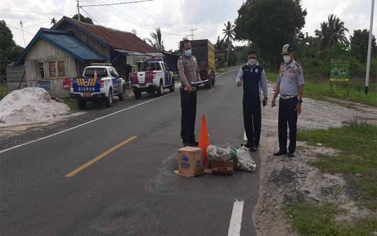 Dinas Perhubungan Palangka Raya Pasang Isyarat di Jalan Berlubang
