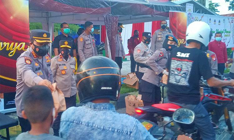 Polda Kalteng dan Jajaran Bagikan Takjil di Hari Pertama Ramadan ?