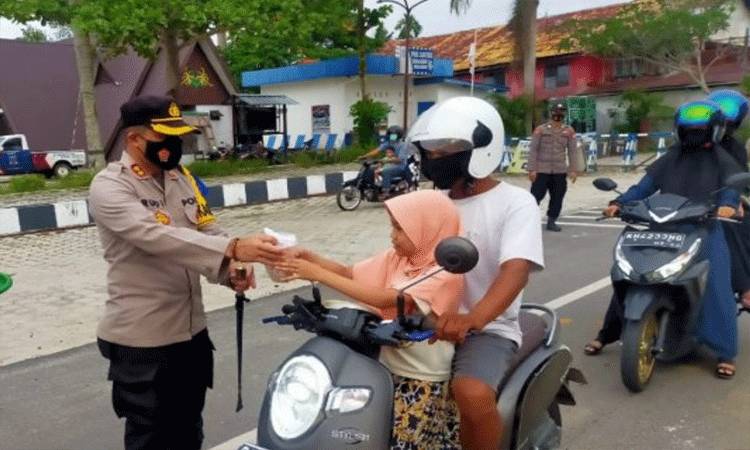 Kapolres Gunung Mas Bagikan Puluhan Takjil untuk Warga