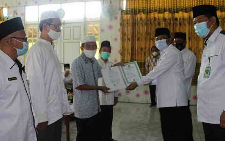 Kepala Kanwil Kemenag Kalteng Serahkan IJOP Pondok Pesantren Berkat Ikhlas Kuala Kapuas