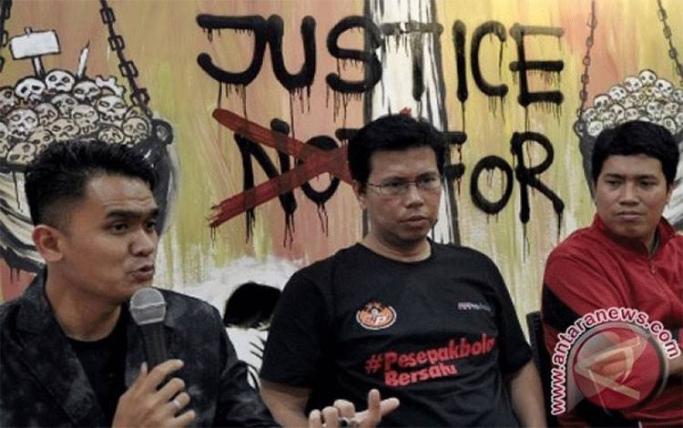 Valentino Simanjuntak (kiri), bersama Head of Legal Division APPI Jannes Silitonga dan Richard Achmad dari Lembaga Kajian & Pengembangan Keolahragaan Indonesia saat media briefing "Sepakbola Indonesia di Persimpangan Jalan: Menyikapi Kemelut Sepakbola Nasional" di kantor KontraS, Jakarta, Minggu (6/1). Komentator sepak bola itu akun melaporkan akun media sosial yang diinilai berisi ujaran kabencian, dan dianggap melanggar Undang-Undang ITE. (FOTO ANTARA/Fanny Octavianus)