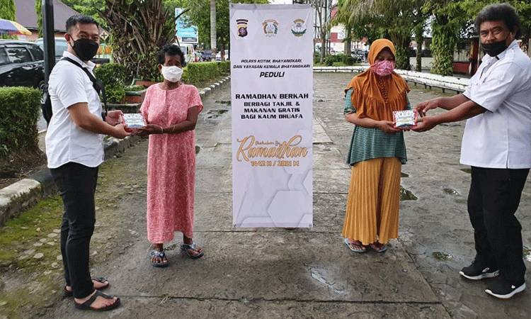 Satintelkam Polres Kotim Berbagi Takjil dan Makan Gratis Bagi Kaum Dhuafa