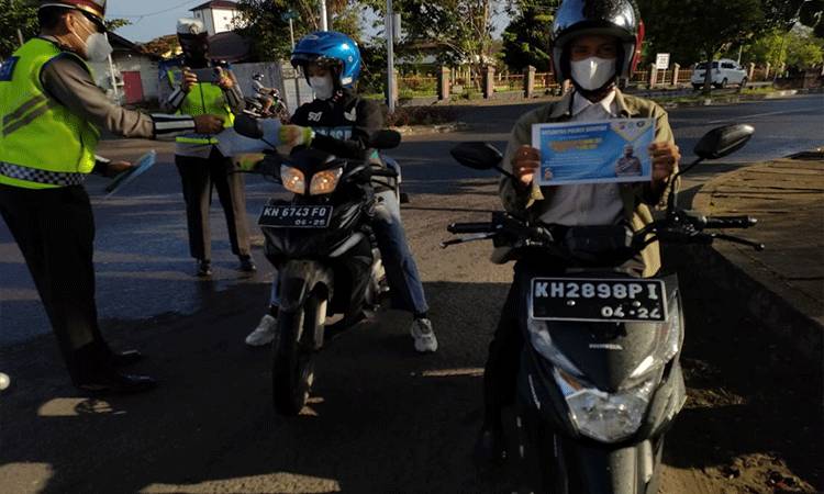 Operasi Keselamatan Telabang, Satlantas Bagikan Brosur di Kuala Pembuang