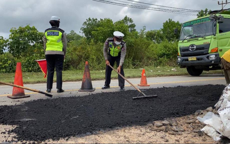 Satlantas Polres Katingan Tambal Jalan Rusak untuk Antisipasi Kecelakaan