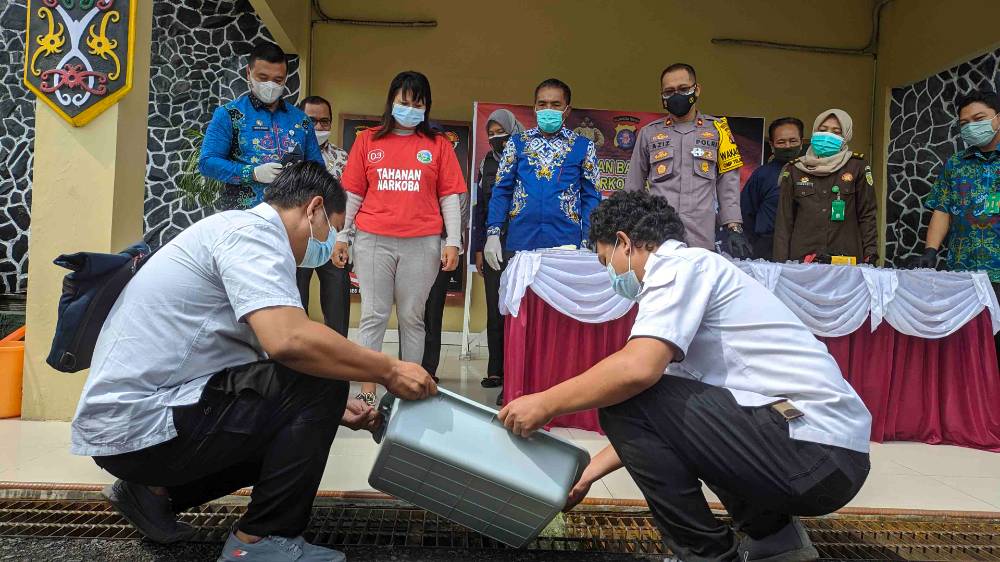 Sabu Senilai Rp 150 Juta Milik Perempuan di Sampit Dibuang ke Selokan