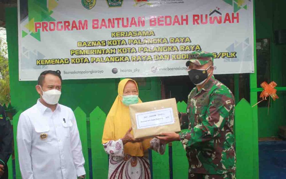 Dandim Palangka Raya Beri Bantuan Sembako untuk Warga Penerima Bedah Rumah
