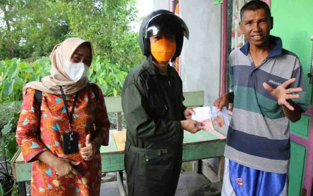 Kendarai Sepeda Motor, Bupati Seruyan Serahkan Bantuan kepada Penyandang Disabilitas