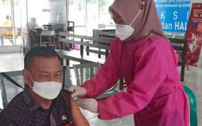 Sekda Gunung Mas Minta Masyarakat Jangan Takut Disuntik Vaksin Covid-19