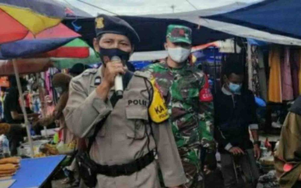 Personel Polsek Basarang Berikan Penyuluhan Protokol Kesehatan di Kawasan Pasar