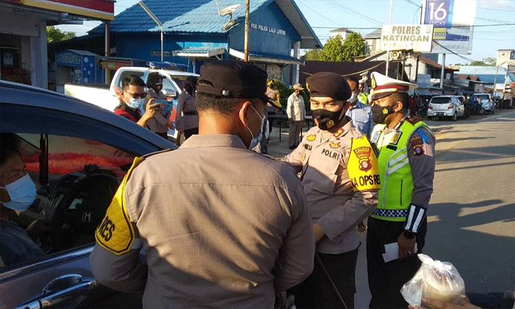 Polres Katingan Bagikan Takjil Disela Operasi Keselamatan Telabang 2021