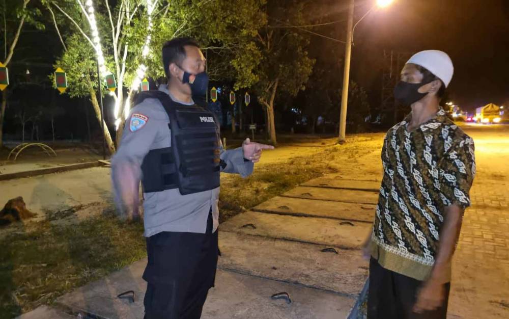 Personel Polsek Katingan Hilir Imbau Warga Pakai Masker saat Salat Tarawih